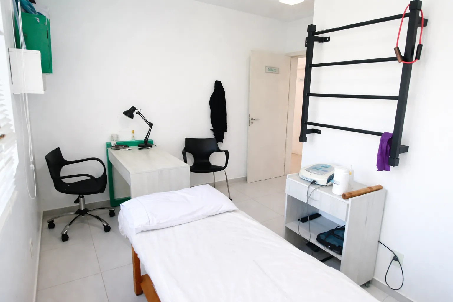 Sala de fisioterapia equipada para atendimentos individuais